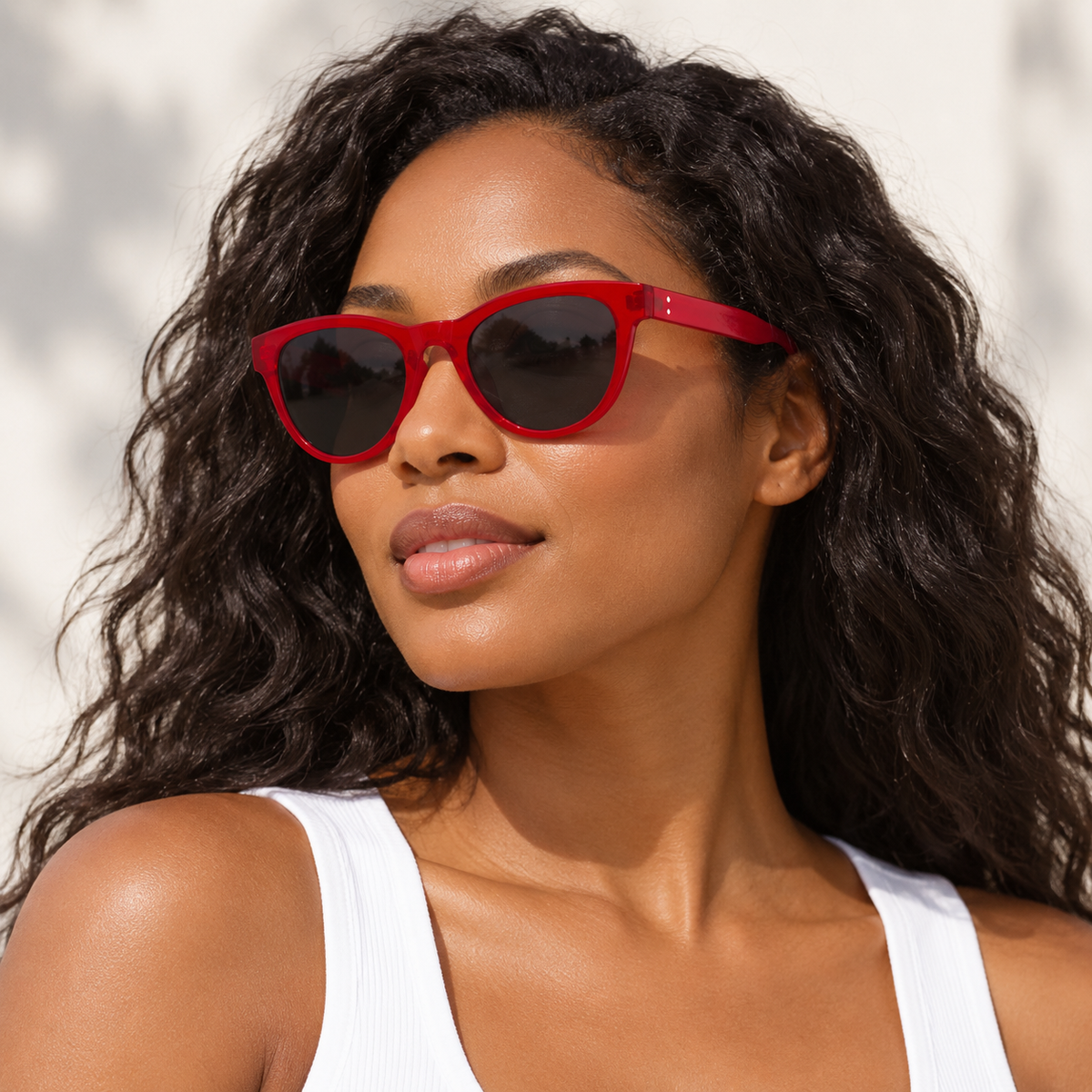 Adult model wearing Nashi Pear 986 Oval Sunglasses