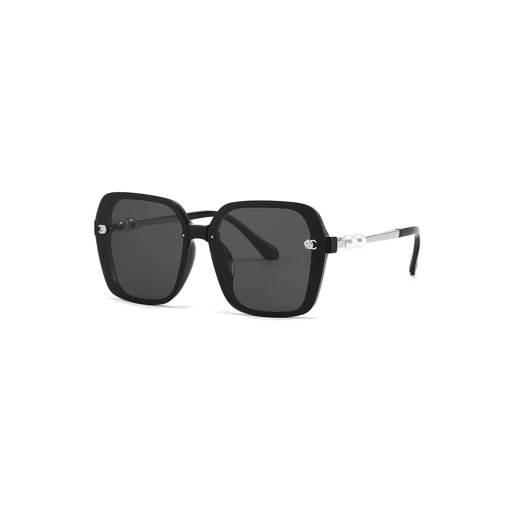 Nashi Pear 8398 square sunglasses, black frame and dark lenses