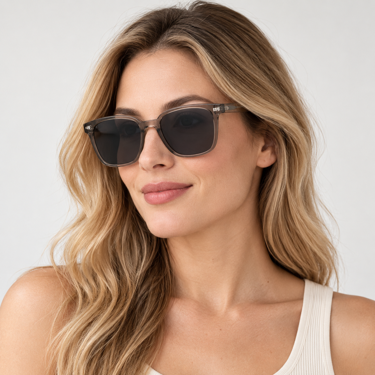 Adult model wearing Nashi Pear 15938 Gray Square Sunglasses