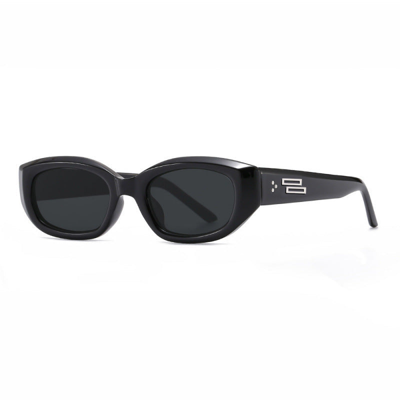 Nashi Pear 988 Oval Sunglasses: Black Frame / Gray Lenses