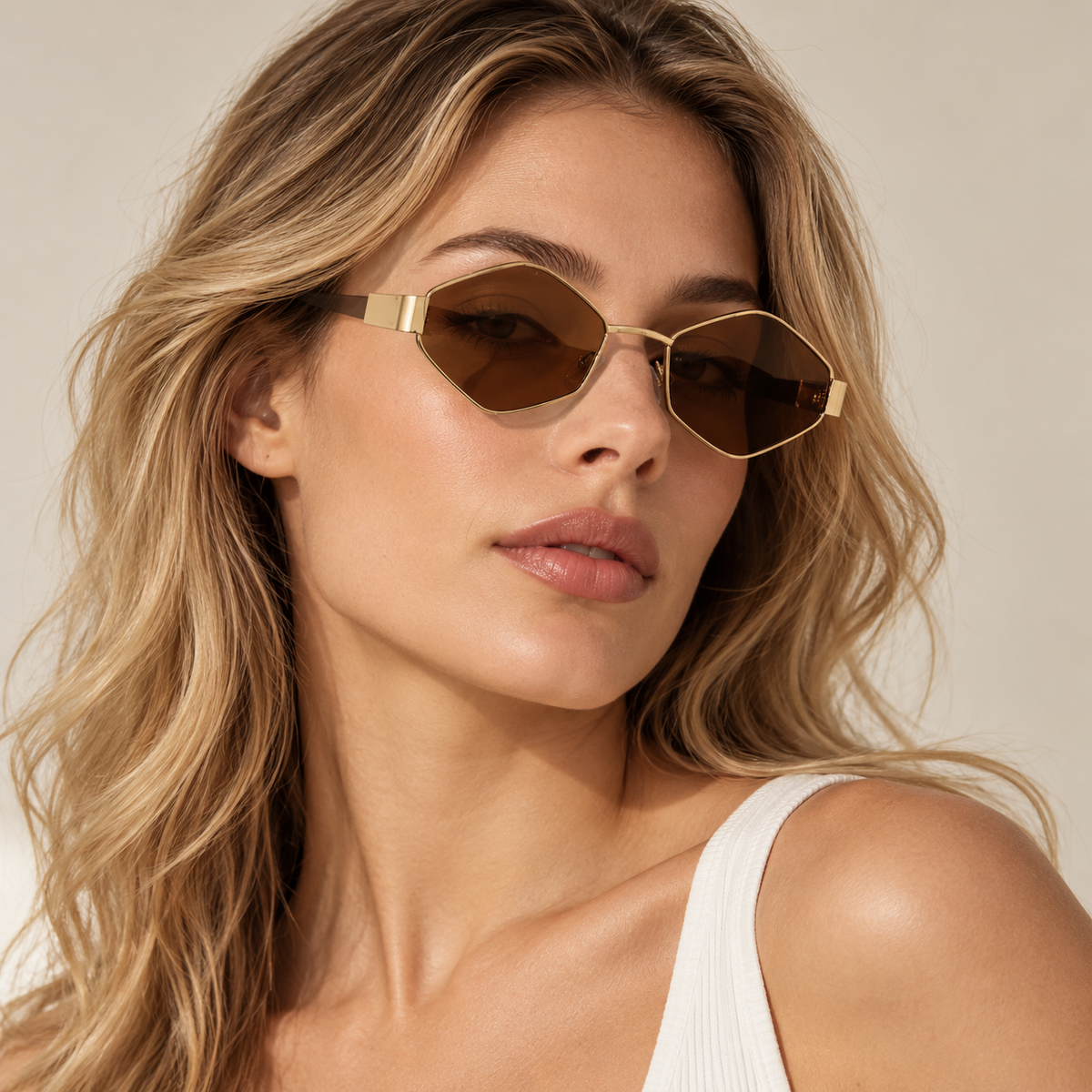 Adult model wearing Nashi Pear 1788 Geometric Sunglasses