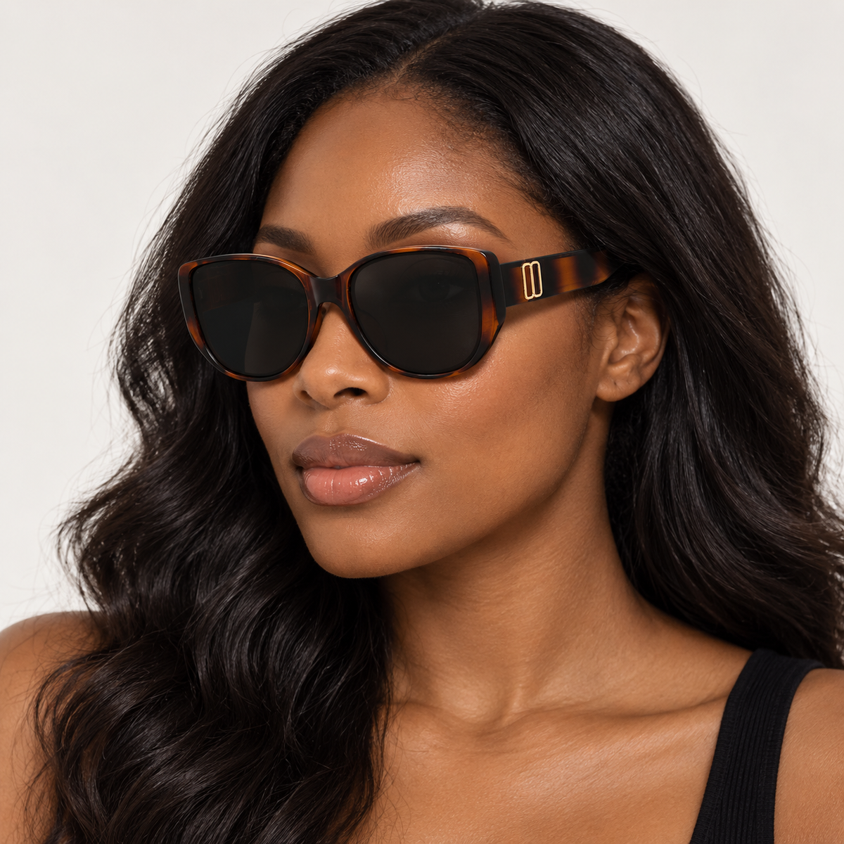Model wearing Nashi Pear T52P Tortoiseshell Cat-Eye Sunglasses
