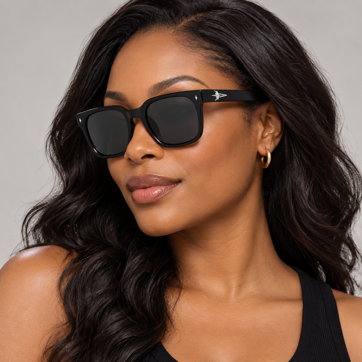 Adult woman wearing Nashi Pear 9032 black square sunglasses