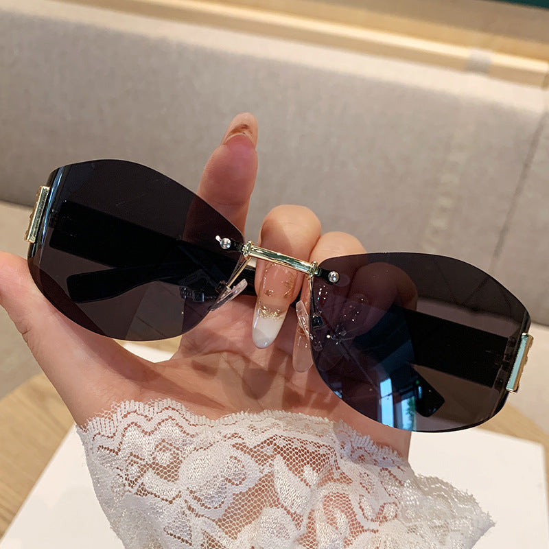 Nashi Pear 90328 geometric sunglasses with solid gray lenses